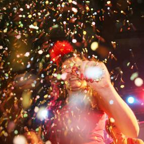 Karbon-Kabaret-_-La-Majorette-aux-Confettis©Dominique-HoucmantGoldo.jpg Karbon-Kabaret-_-La-Majorette-aux-Confettis©Dominique-HoucmantGoldo.jpg